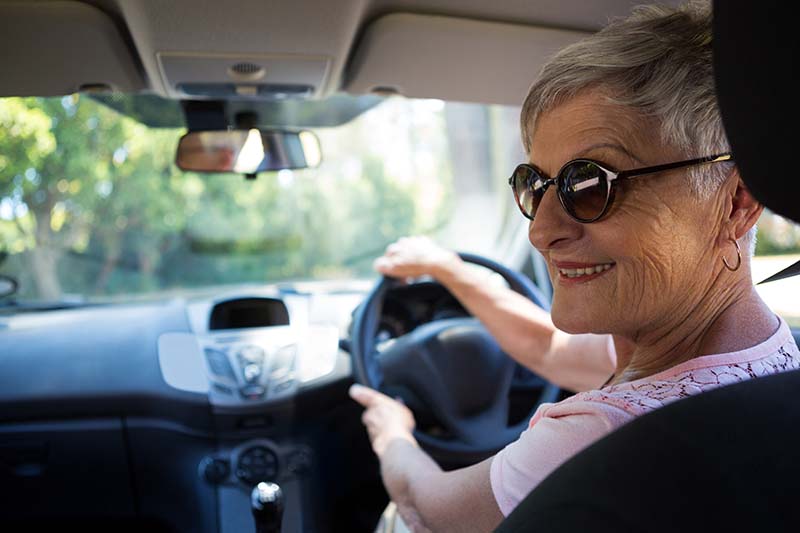 ¿Hasta que edad se puede conducir un coche en España? ¿y un camión? ¿y una moto?….