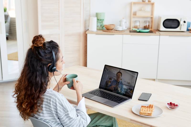 Adaptación de las autoescuelas a la tecnología: el auge de las clases online